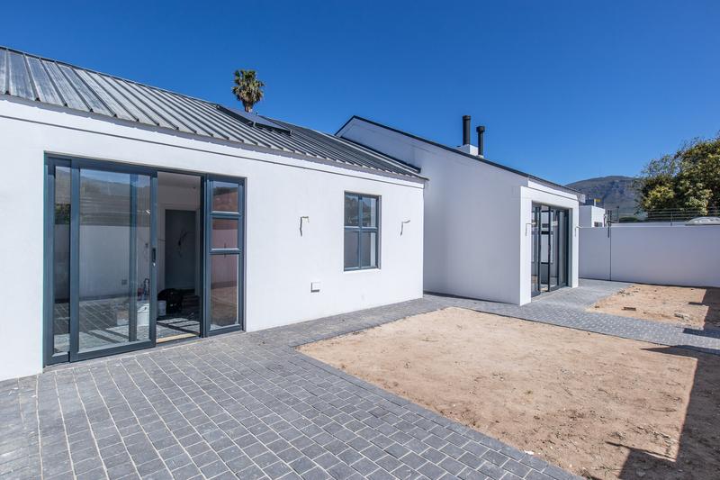 To Let 4 Bedroom Property for Rent in Meadowridge Western Cape